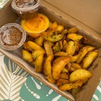 Potato wedges with vegan chili & cheese at Yecla 33 in Valencia
