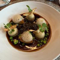 Glasierte Artischocken und junge Erbsen mit Trüffelsauce, Kohlrabi und Limequat  at Lafleur in Frankfurt