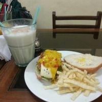Hawaiian burger and Chai tea lassi at Prasada in Cusco