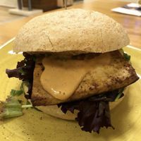 Bocadillo de tofu con salsa Satay   at Doña Lola in Albacete