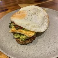Tostada Italiana - Pan multigrano con aguacate, queso asado, pesto vegano, tomate, albahaca con adición de huevo frito  at Smash Avocaderia y Cafe in Medellin