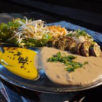 Principal: strogonoff de cogumelo no creme de amendoim.
Acompanhamentos: broto de feijão, arroz integral, salada de repolho e folhas. at MacroBio in Florianopolis