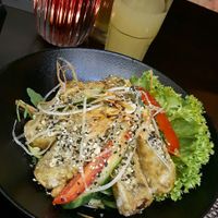 Frühlingsrolle mit Salat und Nudelsuppe at KIM999 in Berlin