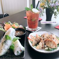 Super leckeres vegantarisched Essen! Nettes Ambiente und freundliches Personal. Zutaten sind alle frisch und einfach nur lecker. Gerne weiterempfehlen 👍👍👍 at KIM999 in Berlin