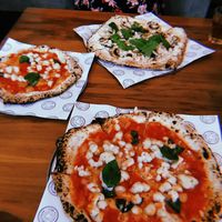 Pizzas Regina e Vegan Power at Ciao Pizzeria in Porto Alegre