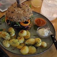 Vegan Burger mit Bohnenpatty at Frida in Vienna