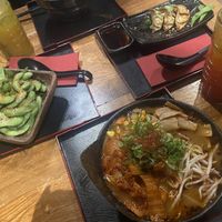 Vegane Kara Miso Ramen, Spicy Edamame und frittierte Veggie Gyoza  at Min Ramen Bar in Karlsruhe