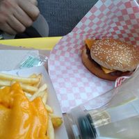 Beef burger avec cheesy frites at Furahaa - Vegan in Paris