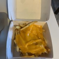 Fries and vegan cheddar at Furahaa - Vegan in Paris