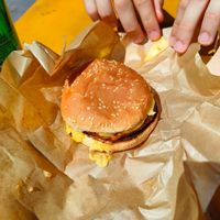 Cheeseburger at Furahaa - Vegan in Paris
