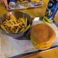 Triple Burger mit Pommes at Furahaa - Vegan in Paris