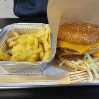 Hamburguesa y patatas con queso  at Furahaa - Vegan in Paris