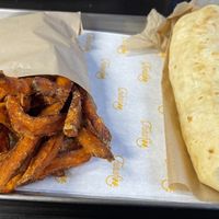 Burrito de pollo y patatas dulces  at Furahaa - Vegan in Paris