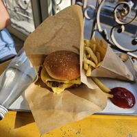 Cheese burger menu at Furahaa - Vegan in Paris