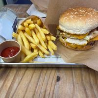 Combo (menu): burger + fritas + bebida at Furahaa - Vegan in Paris