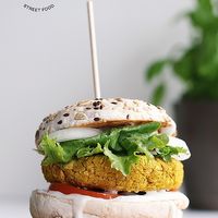Vegetarian and vegan street food: Quinoa&Curry homemade burguer. at Pé Na Horta in Porto