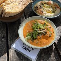 Hummus dip en paprikadip met platbrood  at De Markten in Brussels