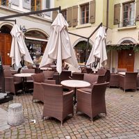 Outdoor seating in alley at Le Carré in Vevey