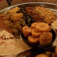 Vegan mixed platter (five different vegetable dishes) and extra cooked bananas at Afrika in Mannheim