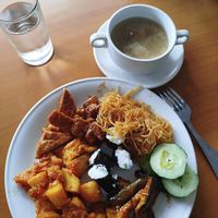 Plato mix + sopa miso + agua at Teratai Vegetarian in Ubud