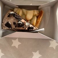 Apple pie and cake  at Moko Veggie Café - Alvalade in Lisbon