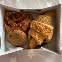 Cinnamon roll, cookie and chocolate croissant  at Moko Veggie Café - Alvalade in Lisbon
