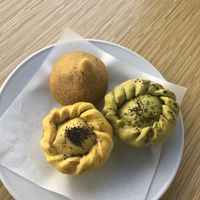 Coxinha de jaca / empada de espinafre e cogumelo / empada de "frango" 🌱💚 at Moko Veggie Café - Alvalade in Lisbon