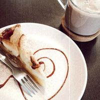 Tarte de Maçã e Chocolate Quente at Moko Veggie Café - Alvalade in Lisbon