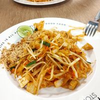 Pad Thai con tofu at Vegetarian Food Stall - Jewelry Trade Center in Bangkok