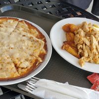 Cauliflower crust pizza and vegan chicken at Carotenos in Ponce