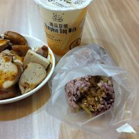 Breakfast for under $5. at DàDì WùYǔ 大地物語 in Taipei