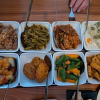 Veganistische rijsttafel met een diversiteit aan interessante en exotische ingrediënten at Keraton Damai in The Hague