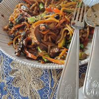 Veggie noodle stir-fry at Kuma in Segovia