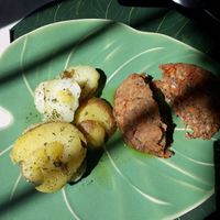 Hamburguesa sabrosa con patatas at Raco de Les Fades in Alp