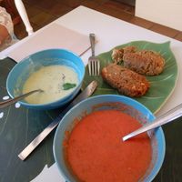 Sopa de melón, gazpacho de sandía y croquetones de calabacín y queso vegano at Raco de Les Fades in Alp