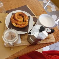 Latte macchiato di soia e girella vegan cpn uvetta at Sfoglia Rina in Bologna