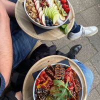 Large smoothie bowl and hummus&tempeh salad at Roberto's in The Hague