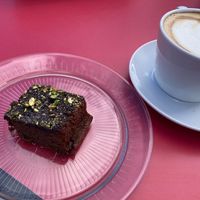Veganer Brownie und Americano mit Hafermilch  at Beach Bar in Lanzarote