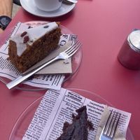 Veganer Carrot Cake und veganer Zuchini-Schokokuchen mit zwei Americano   at Beach Bar in Lanzarote