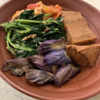 Rice bowl with vegan meat at Guó Xiāng Yuán SùShí 國香園素食 in Hualien