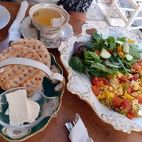 Scrambled Tofu mit Tomate und Avocado at Bizou Cafe in Corfu