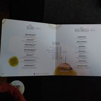 De menukaart van de hamburgers en dan heb je nog de vele vegan salades toetjes en leuke drankjes. at Hans im Glück in Kufstein