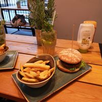 Burger "Fabelhafter" with fries and Moskito cocktail at Hans im Glück in Kufstein