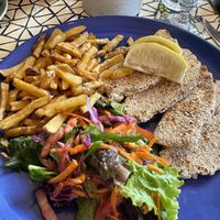 El lugar es maravilloso!! Muchas opciones exquisitas y la gente un amor. Comimos milanesas de seitán con papas fritas y ensaladas. . Te traen salsas mexicanas exquisitas.   at Jalisco - Carilo in Pinamar