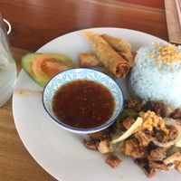 Wow! yung favorite mong Lumpiang Shanghai. di mo aakalaing pwede palang maging plant based! dmo malalasahan ang gulay mga bes! Sobrang Sarap nito promise!😋👍😍 at Bec and Geri's in Davao City