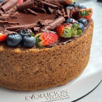 Torta de harina de arroz, chocolate y frutos rojos. ESPECTACULAR ♥️🤌🏻 at Evolución Vegana in Bogota