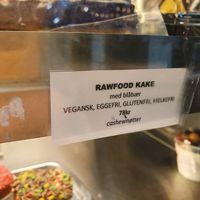 Raw cake label at Spiseriet Kafé in Tromsoe