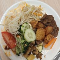 Nuggets de tofu, brotes,champús,tomate pepino,brócoli,calabacin at Su Vegan Buffet in West London