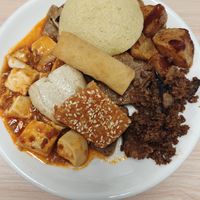 Rollitos vegetales,tofu con salsa ,soja tipo carne picada,oblea de arroz at Su Vegan Buffet in West London