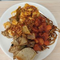 Estofado de soja con  verduras, noodles con tofu blando at Su Vegan Buffet in West London